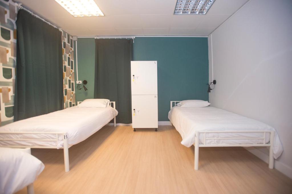 Postel nebo postele na pokoji v ubytování Aerostay Hostel