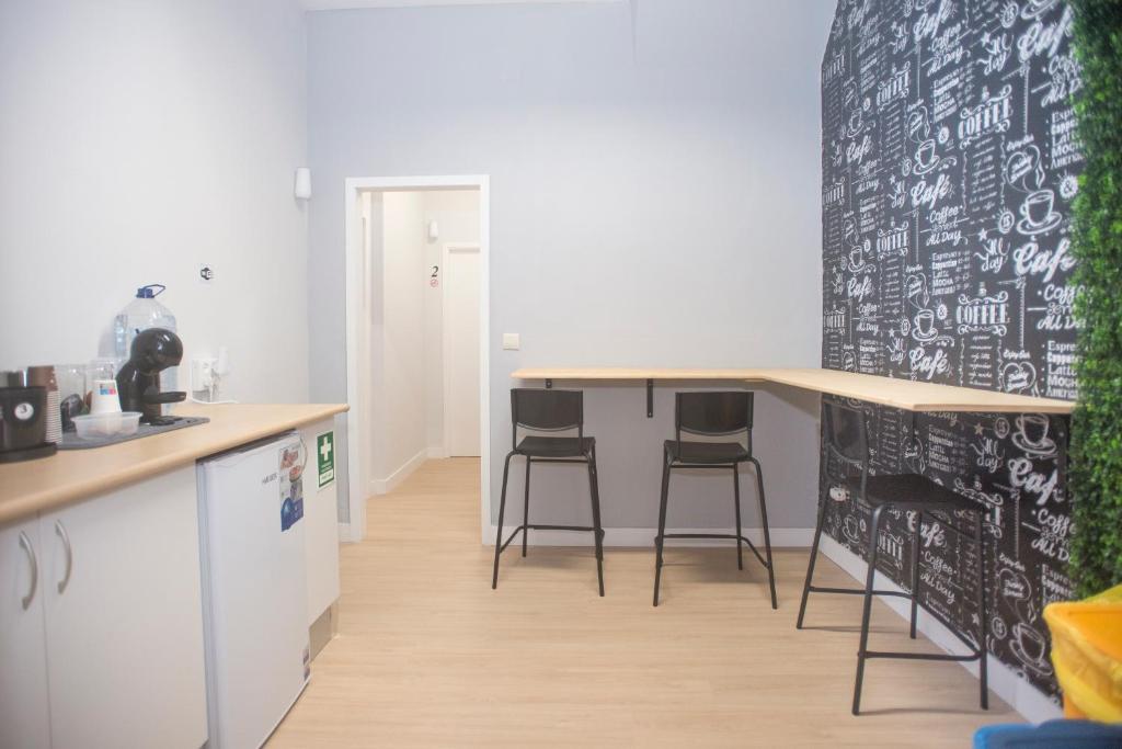 Kuchyň nebo kuchyňský kout v ubytování Aerostay Hostel