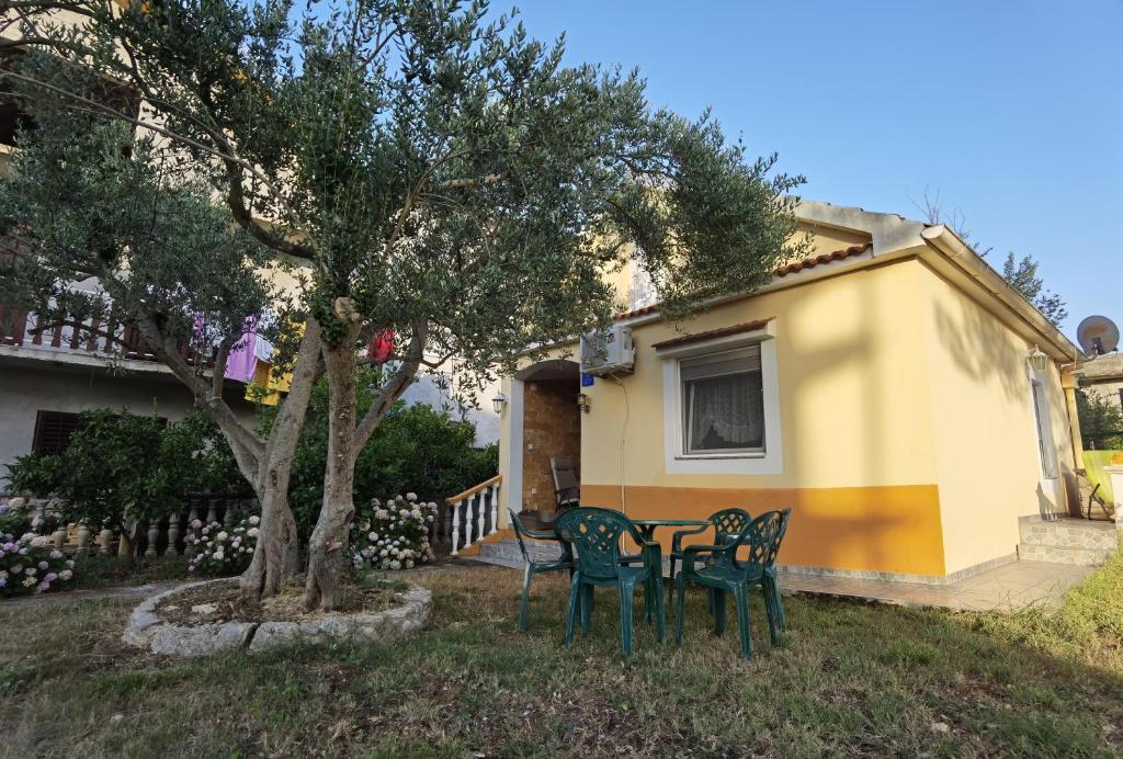 einen Tisch und Stühle vor einem Haus in der Unterkunft Holiday house with a parking space Bibinje, Zadar - 22783 in Bibinje