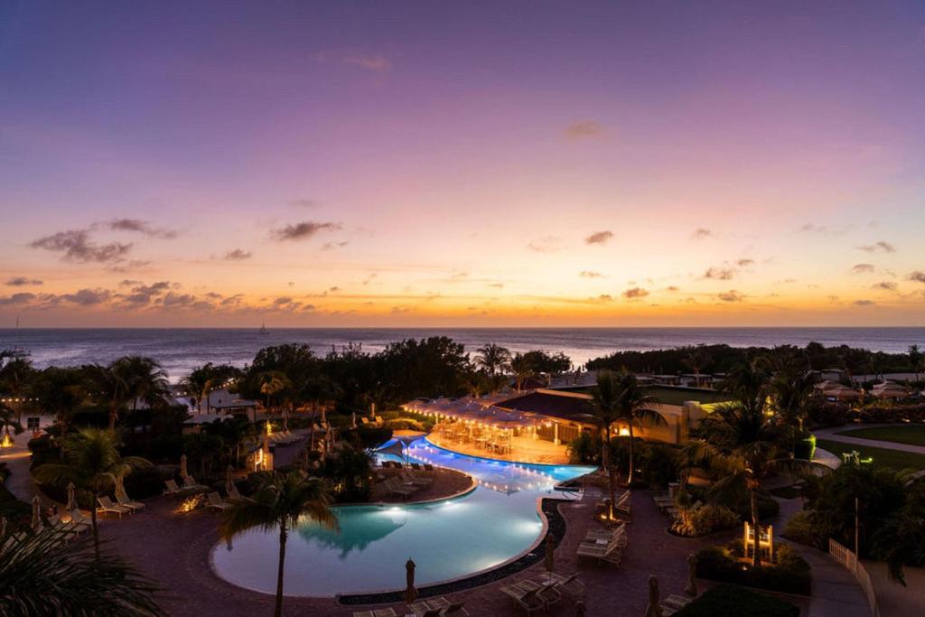 A piscina localizada em The Ritz-Carlton, Aruba ou nos arredores
