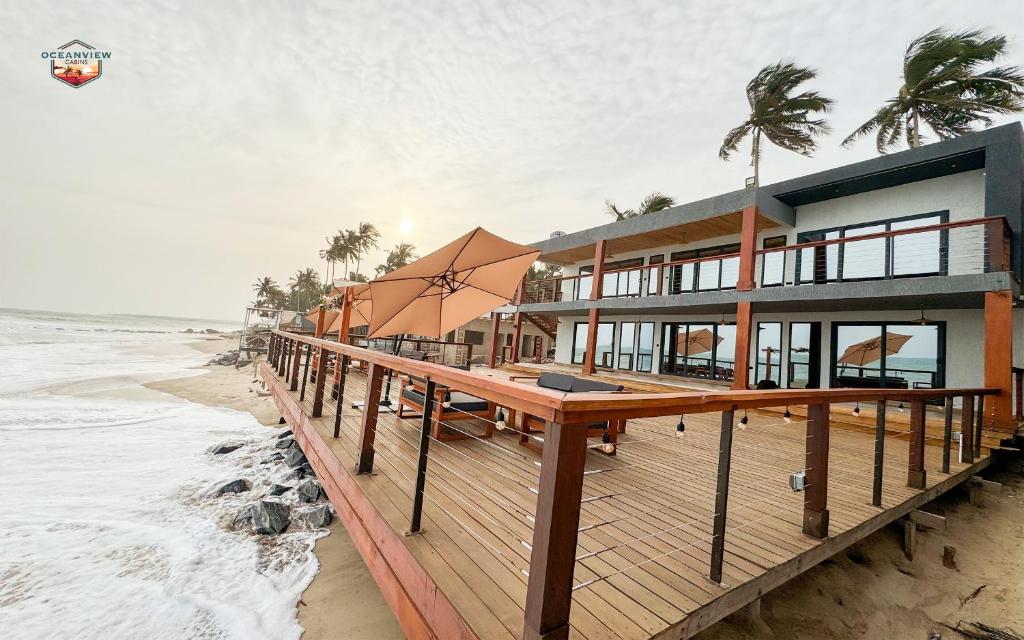 une maison sur la plage avec l'océan dans l'établissement Oceanview Cabins, à Nyanyanu