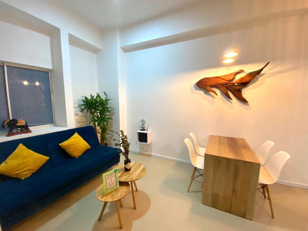 Ruang duduk di suite incanto con vista al lago