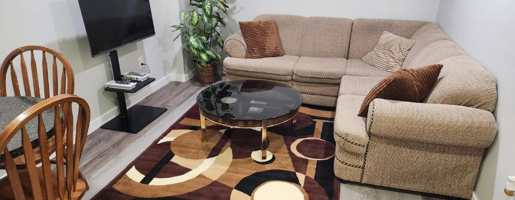 - un salon avec un canapé et une table basse dans l'établissement New Stylish 2-Bedroom Basement Suite, à Winnipeg