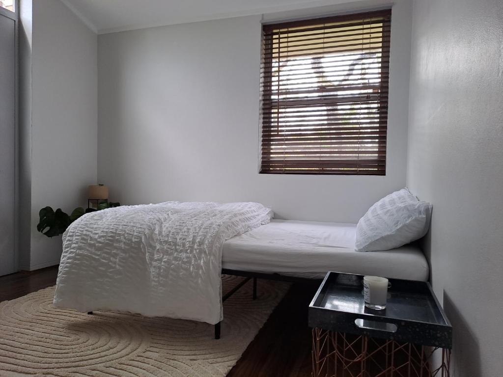En eller flere senger på et rom på Lovely 1bed apartment Sydney inner west w parking