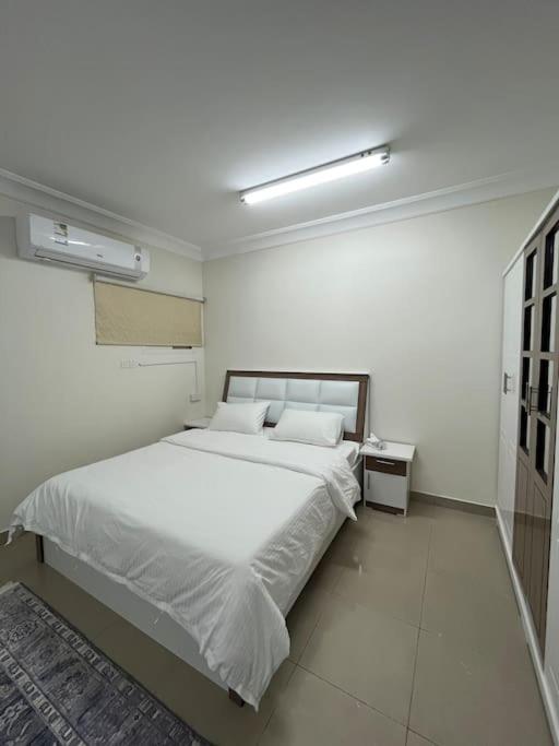 Un dormitorio blanco con una cama grande. en Studio - غرفة استوديو بالدور 2, en Al Rass