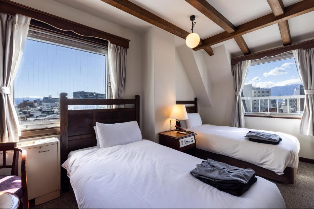 Кровать или кровати в номере Matsumoto Hotel Kagetsu