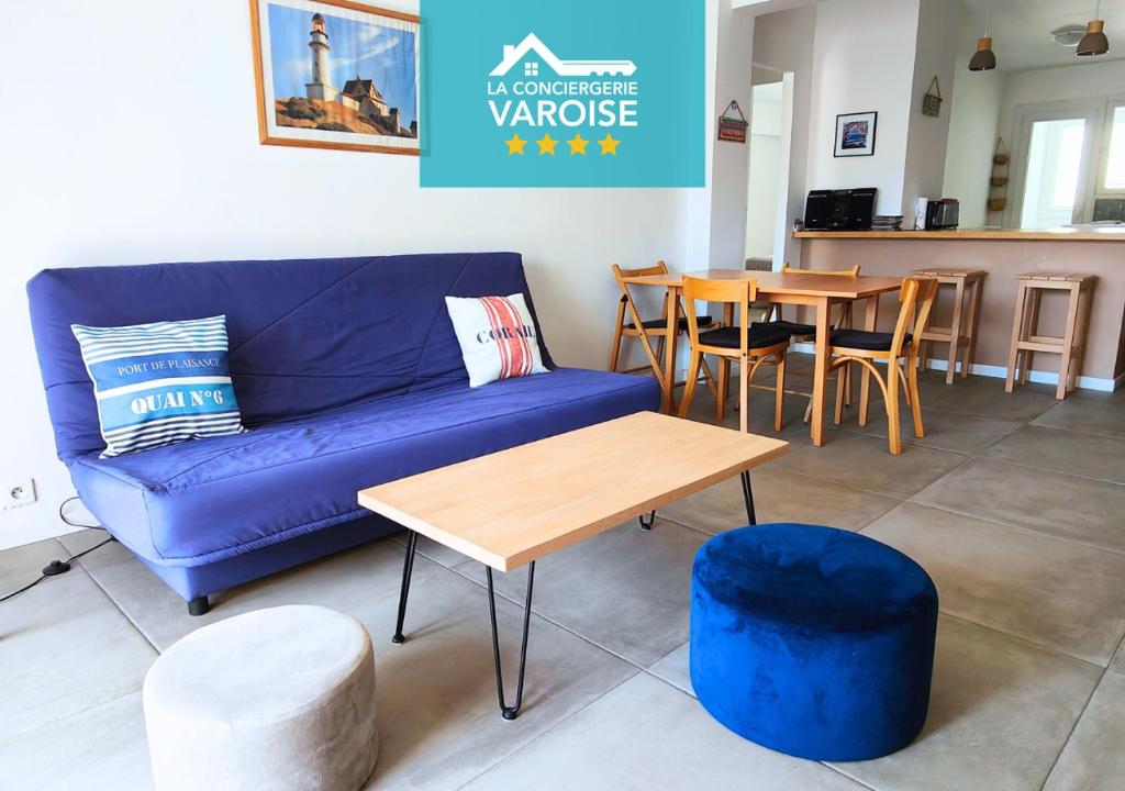 sala de estar con sofá azul y mesa en Spacieux T3 73 m2 idéalement situé au centre ville proche mer, en Hyères