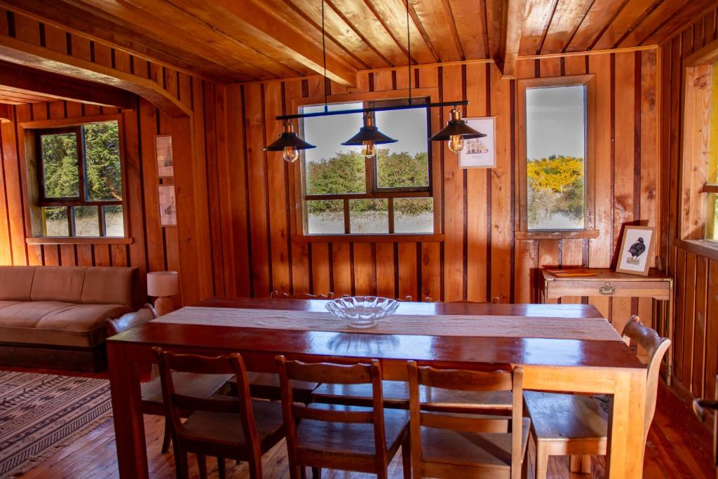 comedor con mesa de madera y sillas en La Casa de Alerce, en Chacao