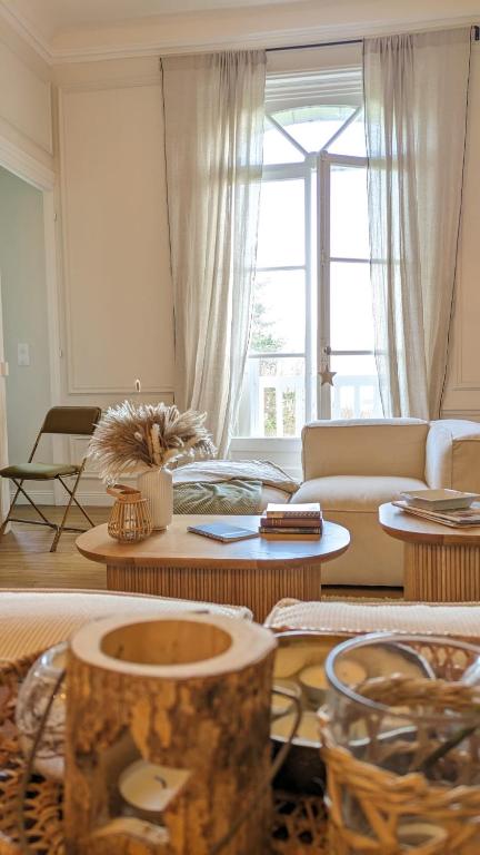 un salon avec un canapé et une table dans l'établissement La Belle Epoque, à Villers-sur-Mer