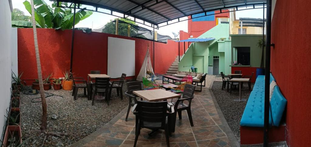 un patio avec des tables et des chaises dans un restaurant dans l'établissement Hospedaje Casa Cultural Saberes, à Neiva