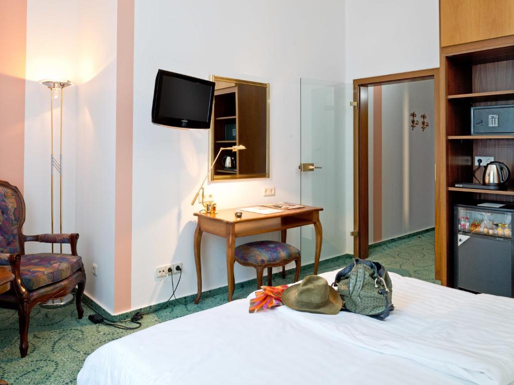 TV a/nebo společenská místnost v ubytování Hotel Palmenhof
