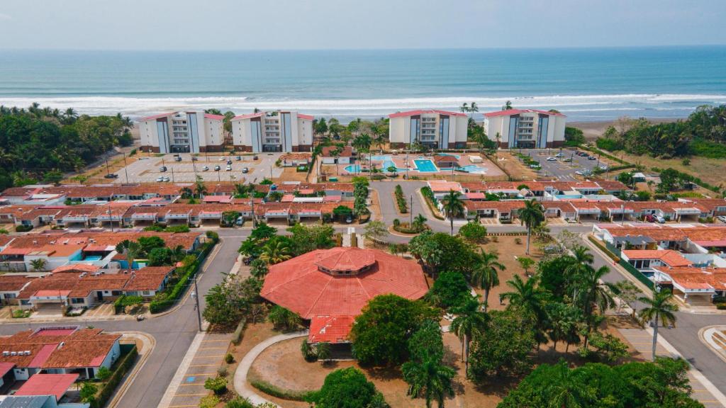 una vista aérea de un complejo cerca de la playa en Beachside Bliss: Shared Pool, BBQ -Close to beach!, en Bejuco