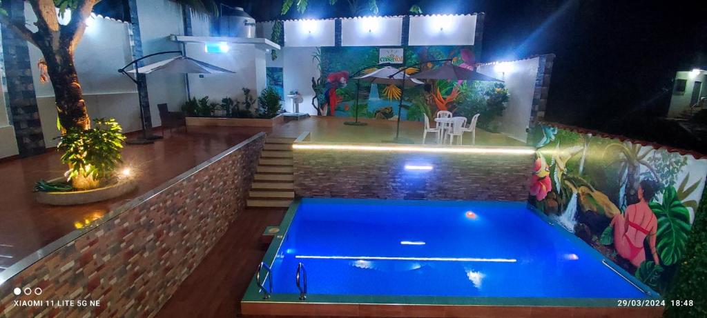 una piscina en medio de una casa por la noche en casa sol residencial, en Tarapoto