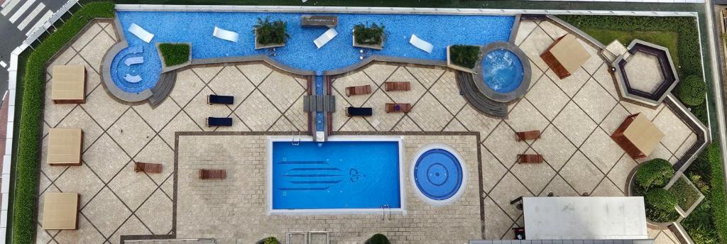 Baseinas apgyvendinimo įstaigoje Super Host at Highest Residential Tower in the world, Private Rooms in a Shared apartment arba netoliese