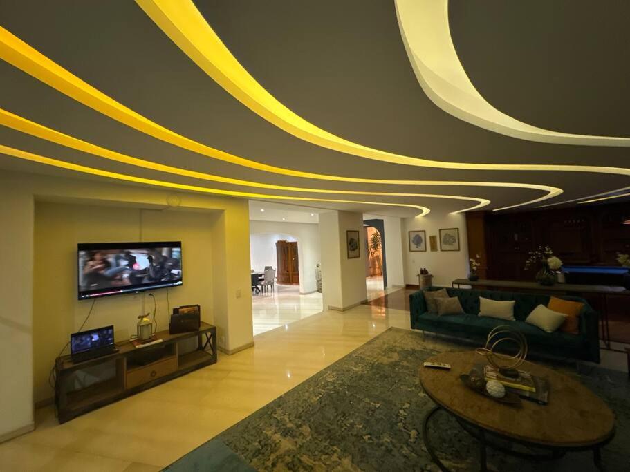 メデジンにあるLuxurytravelhome millionairesのリビングルーム(ソファ、天井テレビ付)