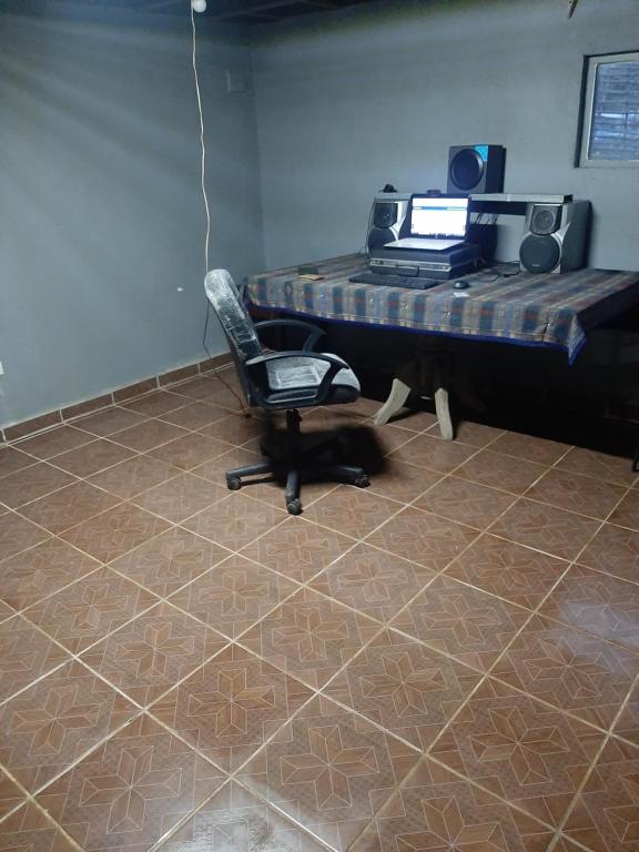 una oficina con escritorio y silla en una habitación en Solorzanorenta, en Ensenada