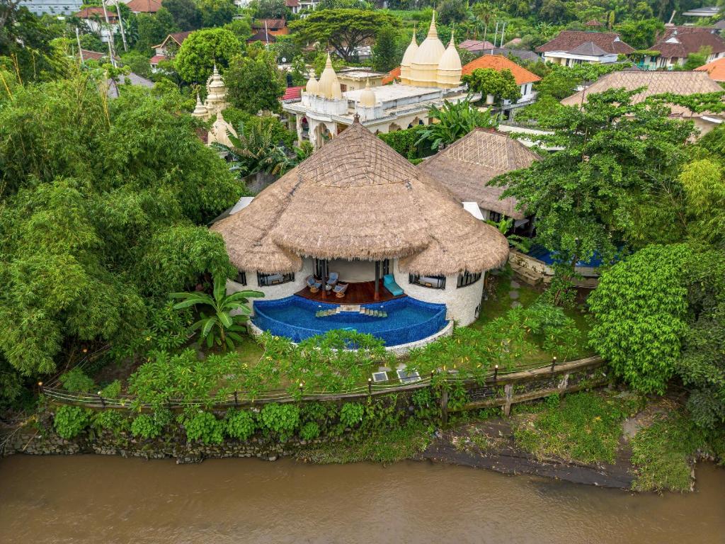 - une vue aérienne sur une maison avec une rivière dans l'établissement Villa Ayung, à anur