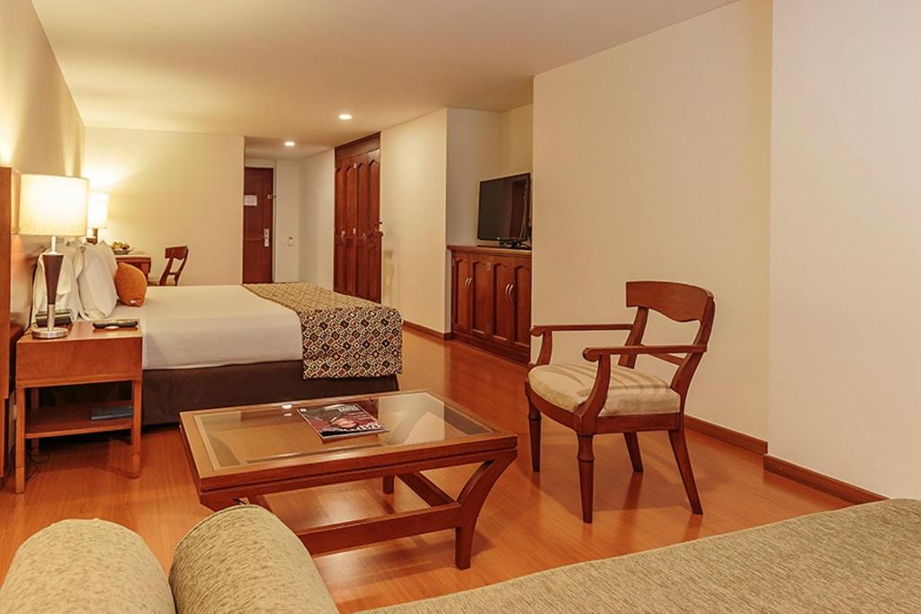 TV a/nebo společenská místnost v ubytování Hotel Estelar Suites Jones