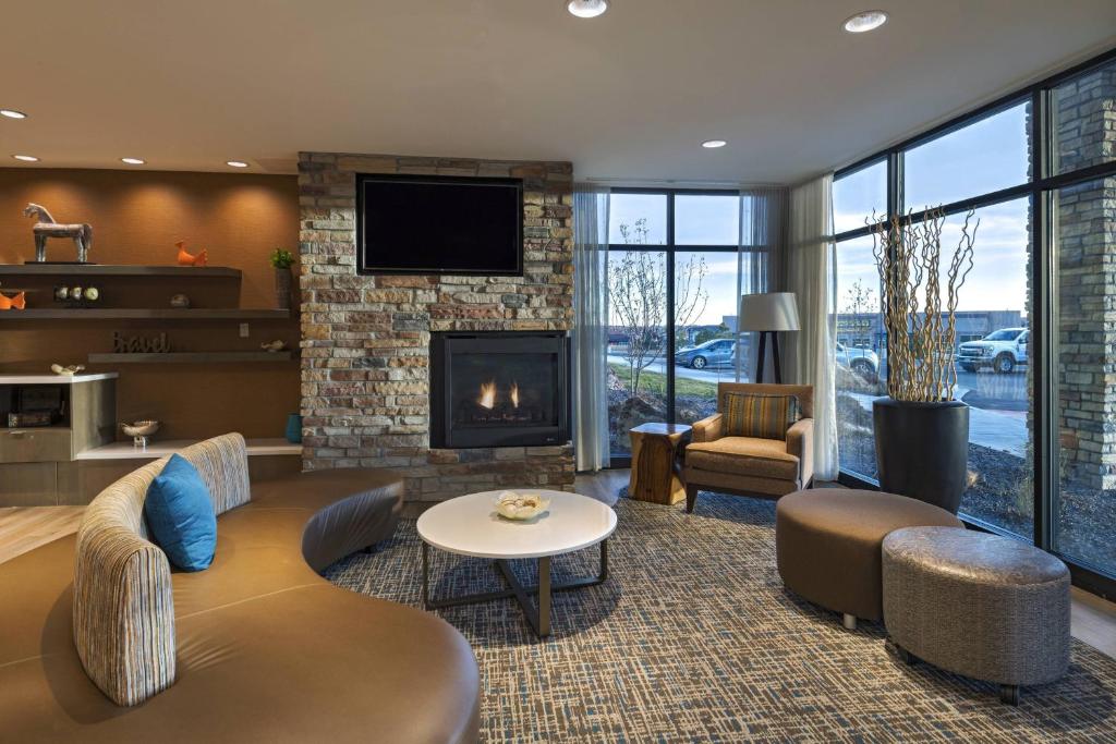 Il comprend un salon avec une cheminée et une télévision. dans l'établissement Fairfield Inn & Suites by Marriott Colorado Springs East, à Colorado Springs
