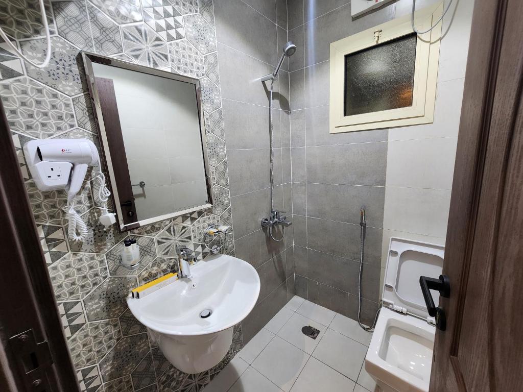 Koupelna v ubytování فندق كنف الشرائع - kanaf hotel Ash Sharāʼi