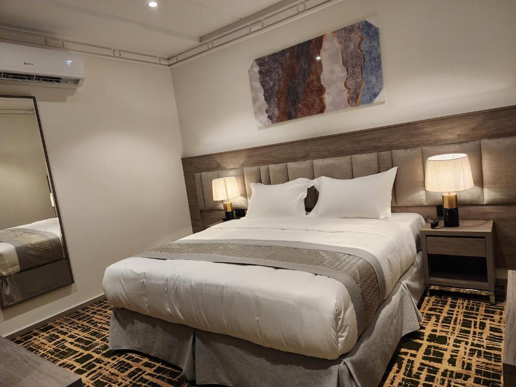 Postel nebo postele na pokoji v ubytování فندق كنف الشرائع - kanaf hotel Ash Sharāʼi
