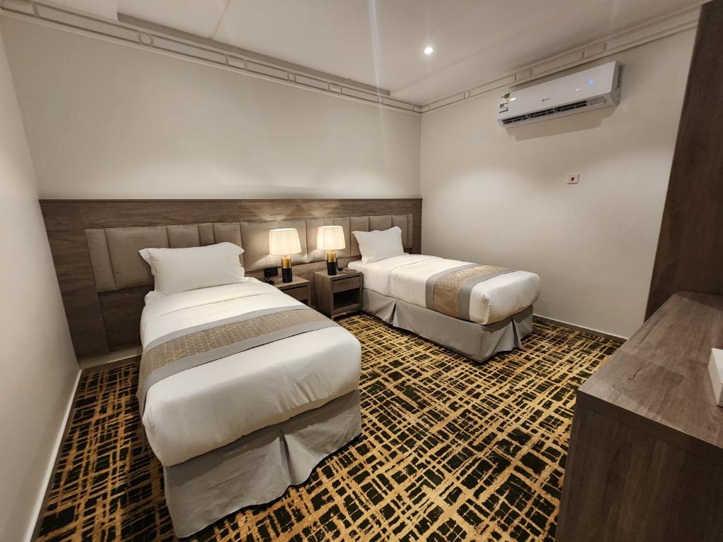 Postel nebo postele na pokoji v ubytování فندق كنف الشرائع - kanaf hotel Ash Sharāʼi
