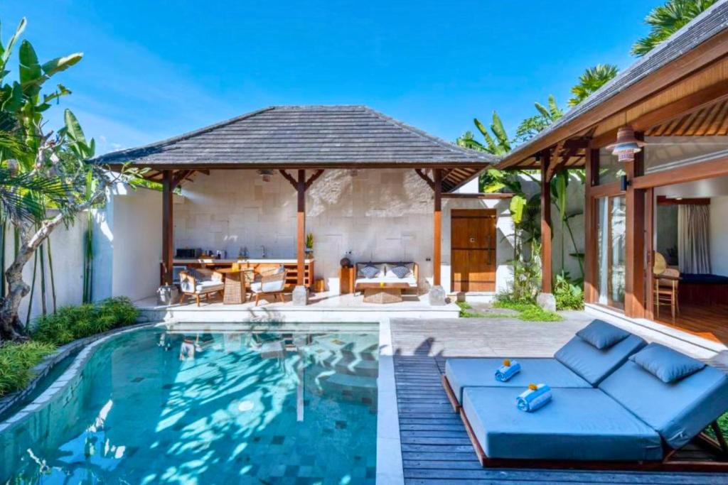 uma piscina com um gazebo e uma villa em Alyssum 2 BR Private Pool & Jacuzzi ZN61 em Ubud