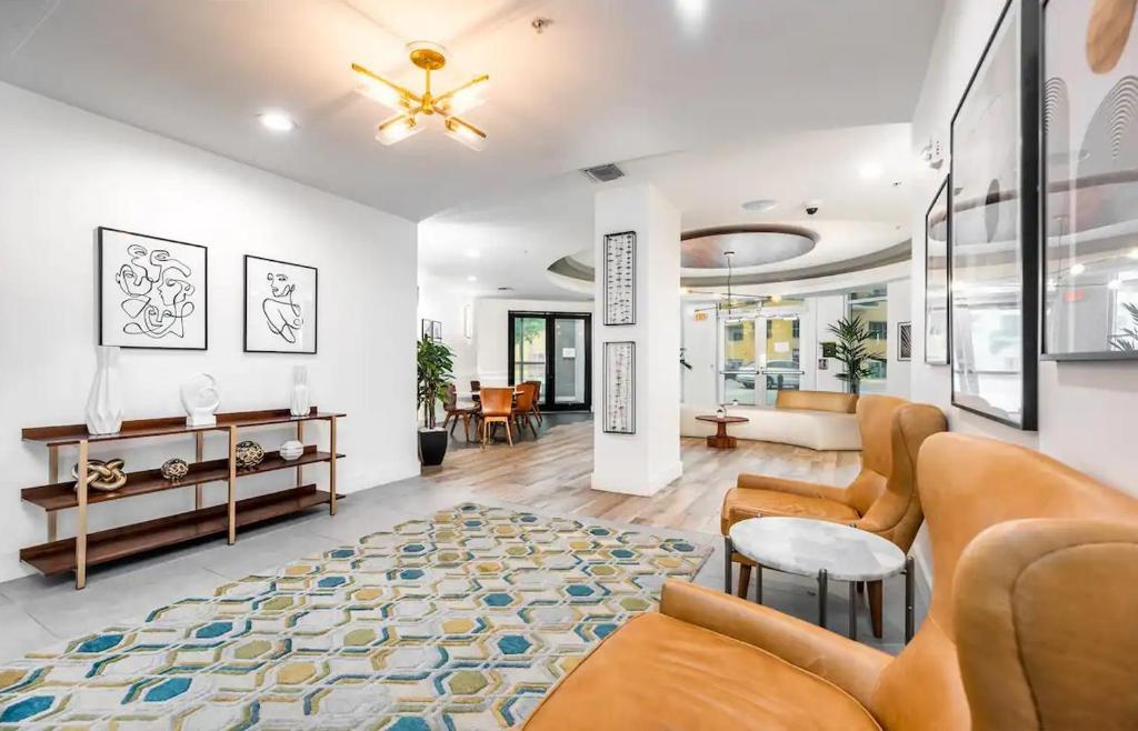 uma sala de estar com um sofá e uma mesa em Luxury- 2BR in Channel Side - downtown Tampa em Tampa