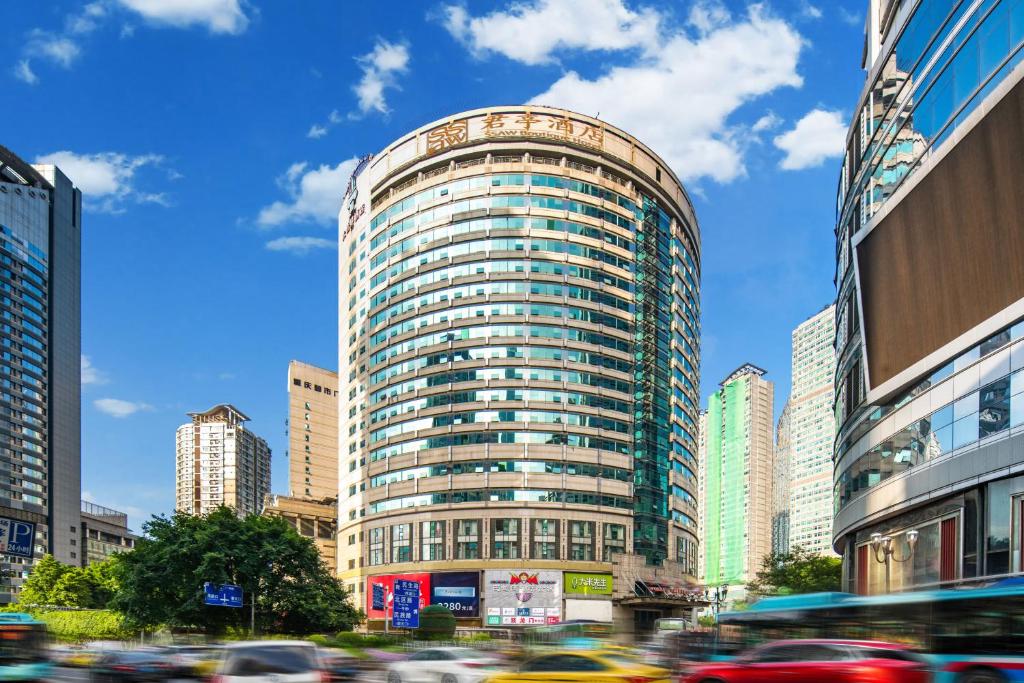 wysoki budynek w środku miasta w obiekcie SSAW Hotel Chongqing Great World Jiefangbei w mieście Chongqing