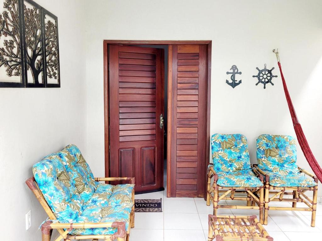 日若卡－迪熱里科阿科阿拉的住宿－Casa Centro de Jijoca，一间设有两把椅子和一扇门的房间