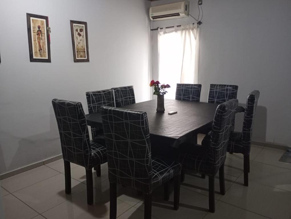 a dining room table and chairs with a black table at Hermosa casa para vacaciones in Guaymallen