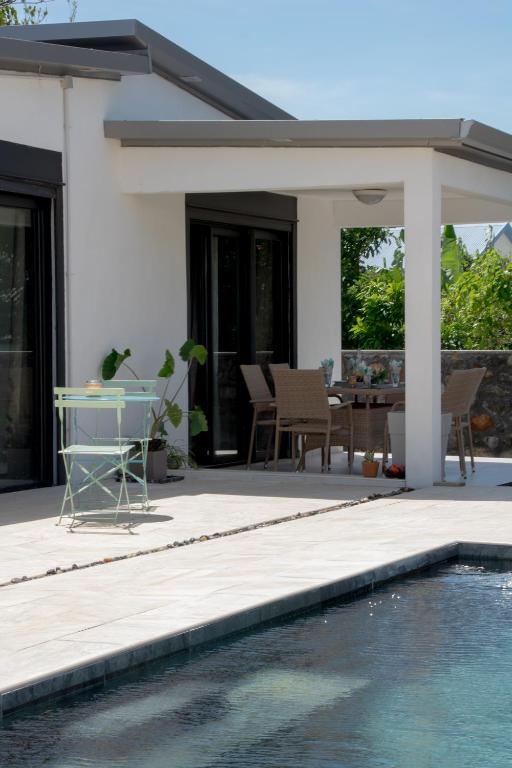 Bazén v ubytování Le Beau Vallon 1 classée 4 étoiles - Jacuzzi privatif et piscine chauffée partagée nebo v jeho okolí