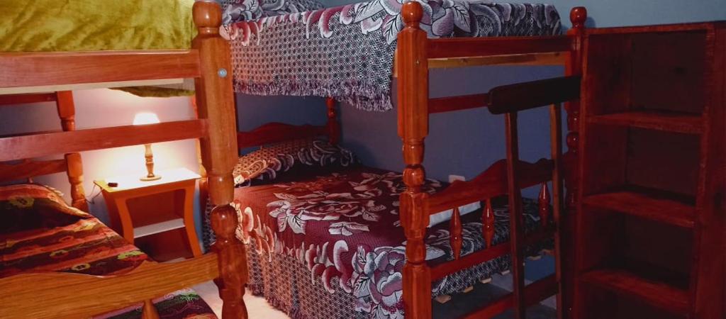 1 dormitorio con 2 literas y lámpara en El Quincho T2 en El Carmen