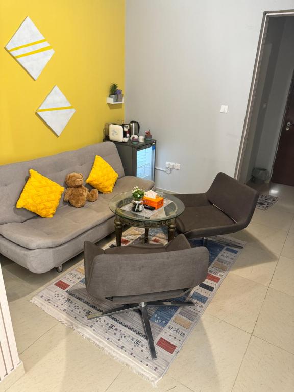 salon z kanapą, 2 krzesłami i stołem w obiekcie شقة سليب تايم w mieście Al-Ajn