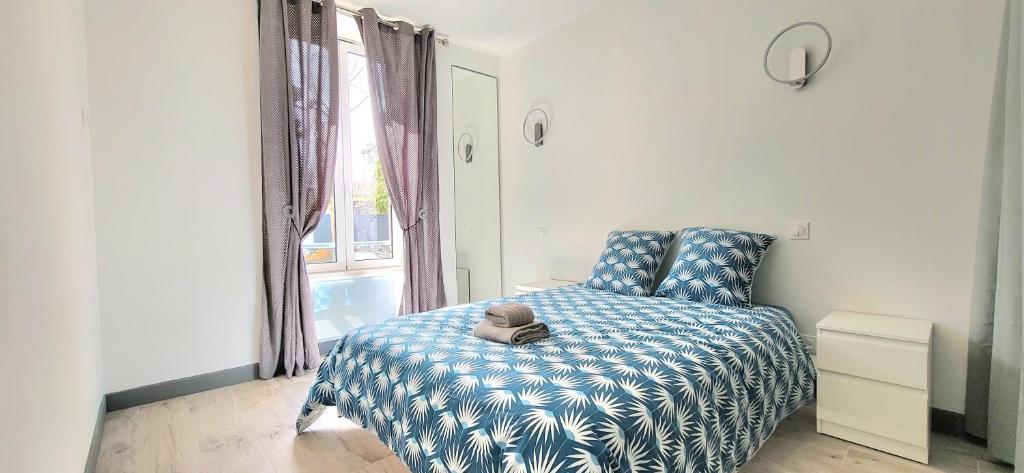 une chambre avec un lit avec un chapeau dessus dans l'établissement Maison de ville avec Jardin 