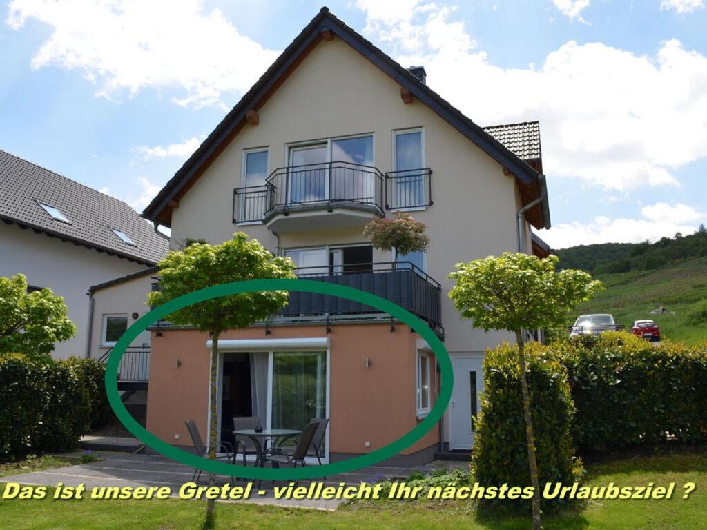 une maison avec un cercle vert devant elle dans l'établissement Gretel Modern retreat, à Bremm