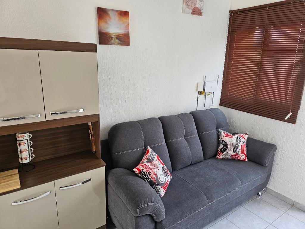 聖米蓋爾的住宿－Rivera Casa mía，客厅配有灰色的沙发和电视