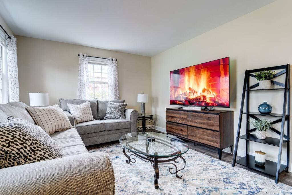 uma sala de estar com um sofá e uma televisão em Family Gem on Dyer Street em New Haven
