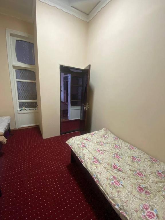 Ozod Guest House - 混合宿舍间的单人床
