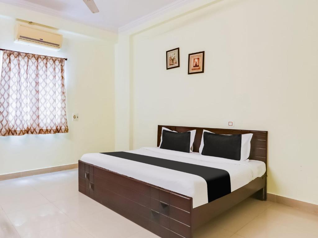 a bedroom with a large bed in a room at OYO Flagship HOTEL SS ELITE in Karīmnagar
