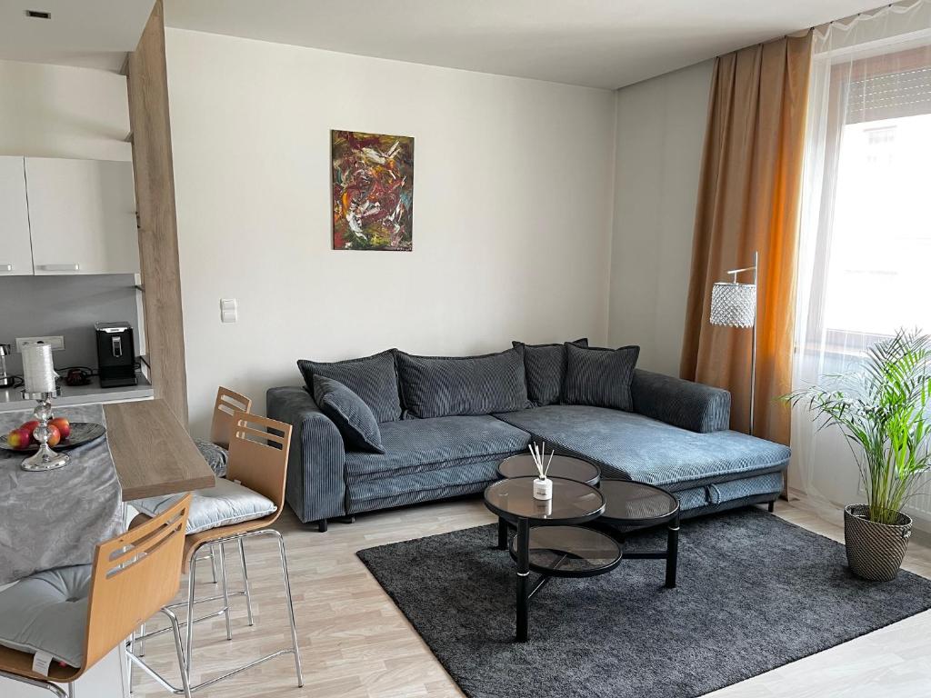 ein Wohnzimmer mit einem Sofa und einem Tisch in der Unterkunft REVON Art-deco Apartment Laurinska in Bratislava