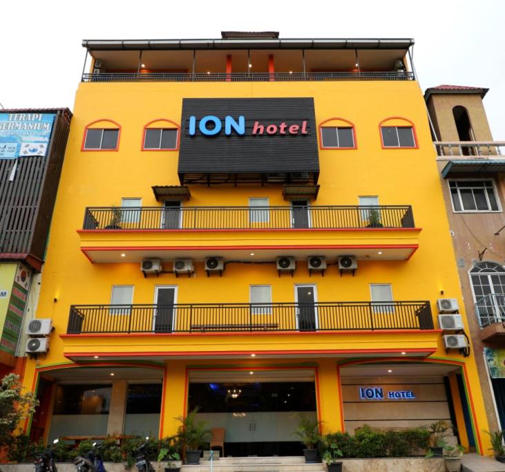 um edifício amarelo com um letreiro de hotel leão em ion hotel em Batam Center
