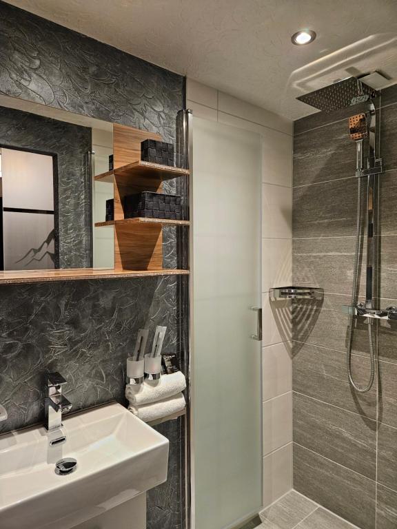 Koupelna v ubytování Luxus Apartment Nina mit Zirbenhütte
