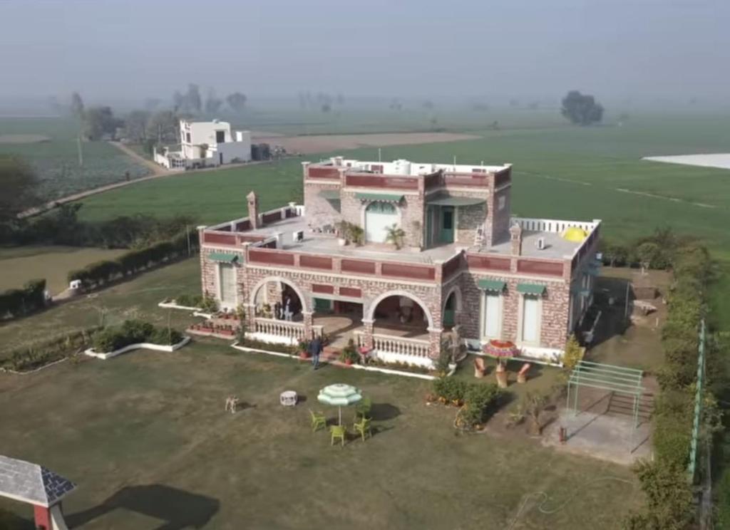 una vista aérea de una gran casa de ladrillo en Baghealam Farm Stay, en Patiala