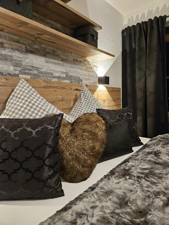 Postel nebo postele na pokoji v ubytování Luxus Apartment Nina mit Zirbenhütte