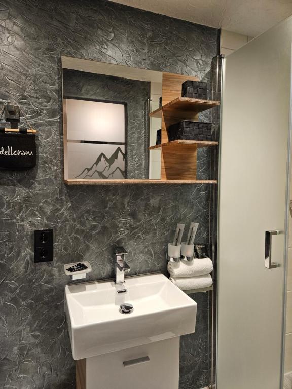 Koupelna v ubytování Luxus Apartment Nina mit Zirbenhütte