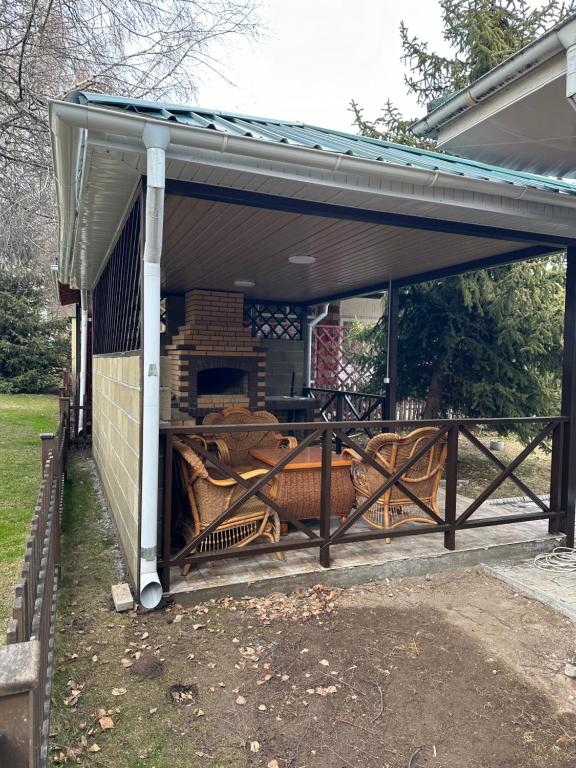 einen Pavillon mit einem Tisch und Stühlen darunter in der Unterkunft Hidden gem cottage in Dolinka