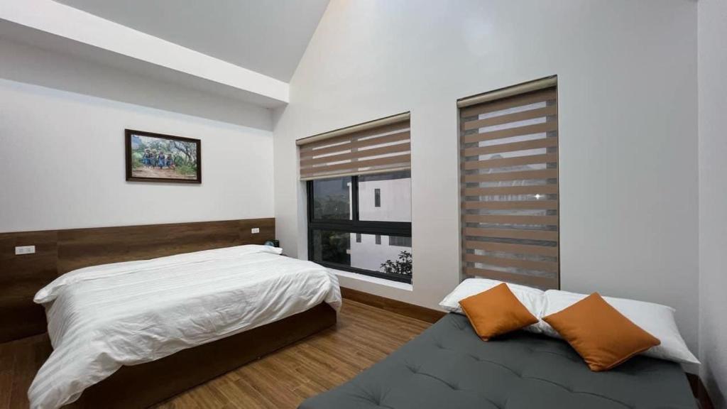 um quarto com uma cama, um sofá e uma janela em Bình Yên Villa - Mộc Châu em Mộc Châu