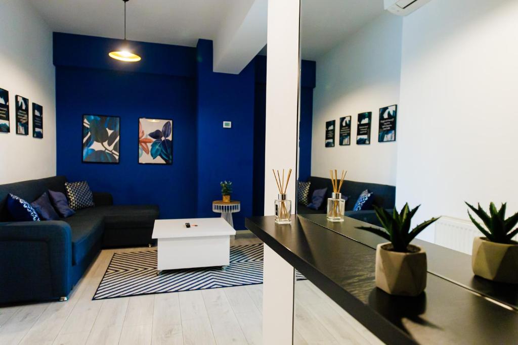 sala de estar con paredes azules y sofá azul en 17 Zimbrului Residence at Lazar Towers Palas, en Iaşi