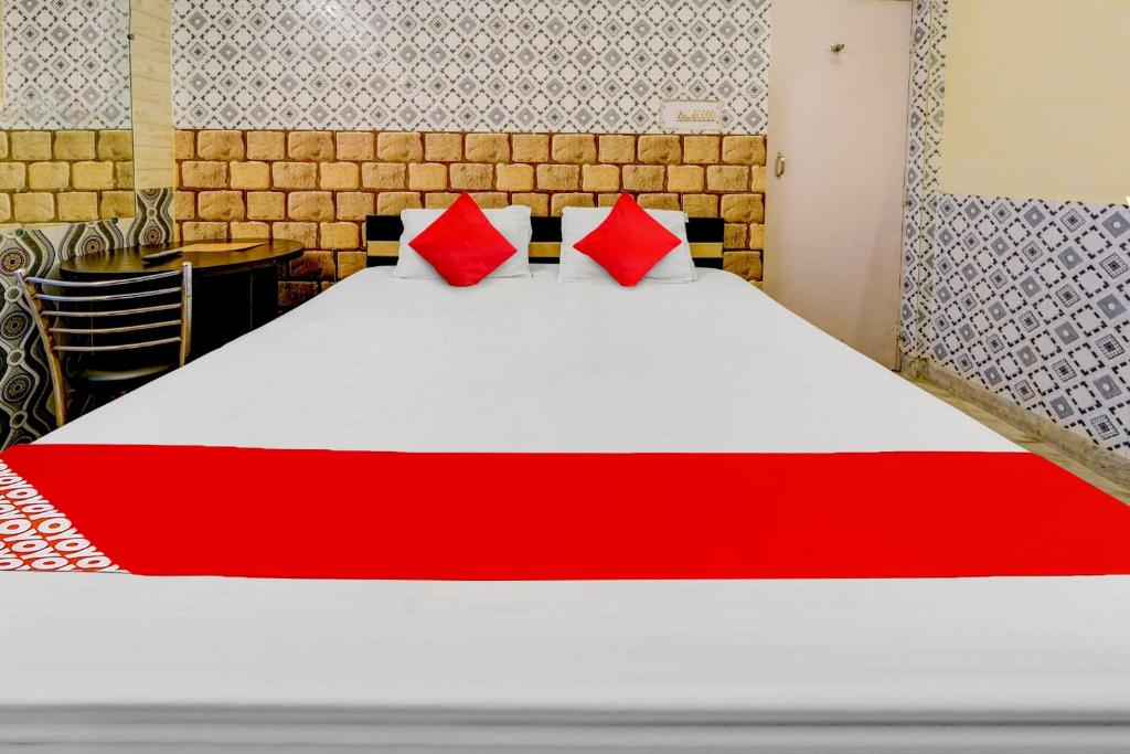 Voodi või voodid majutusasutuse OYO Flagship Hotel Viraasat toas